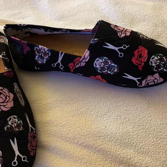 Scissor, skulls and roses slip-on flats - Picture 2 of 5